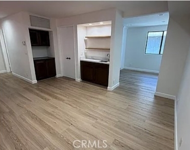5345 White Oak Avenue - Photo Thumbnail 4