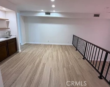 5345 White Oak Avenue - Photo Thumbnail 3