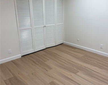 5345 White Oak Avenue - Photo Thumbnail 7