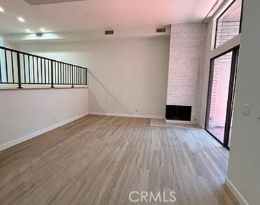 5345 White Oak Avenue - Photo Thumbnail 2