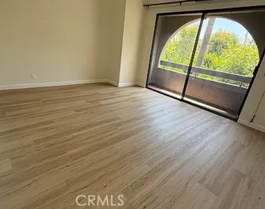 5345 White Oak Avenue - Photo Thumbnail 5