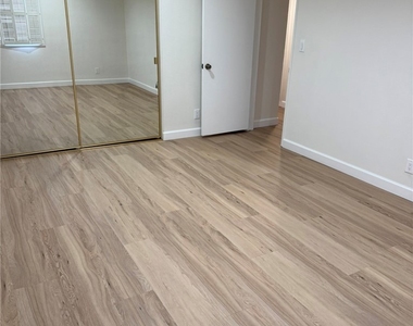 5345 White Oak Avenue - Photo Thumbnail 6