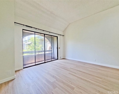 5345 White Oak Avenue - Photo Thumbnail 22