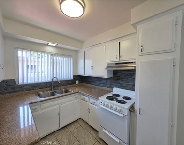15436 Vanowen - Photo Thumbnail 4