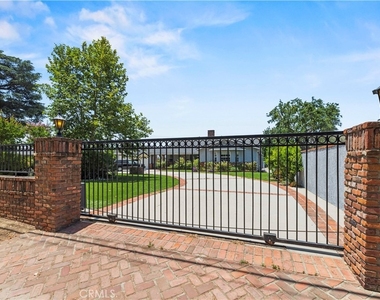 9141 Wheatland Ave - Photo Thumbnail 7
