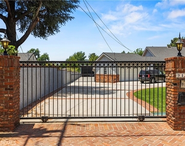 9141 Wheatland Ave - Photo Thumbnail 16