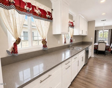 7330 Satsuma Avenue - Photo Thumbnail 23