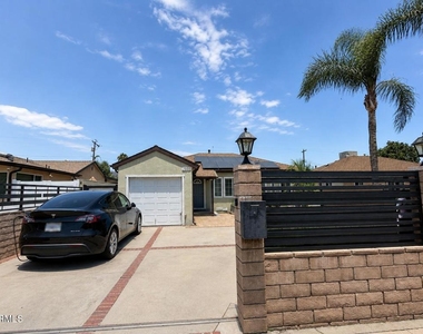 7330 Satsuma Avenue - Photo Thumbnail 2