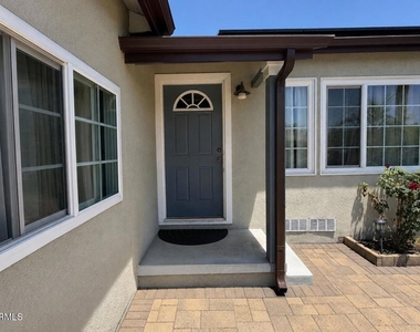 7330 Satsuma Avenue - Photo Thumbnail 8