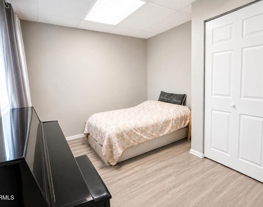 7330 Satsuma Avenue - Photo Thumbnail 11