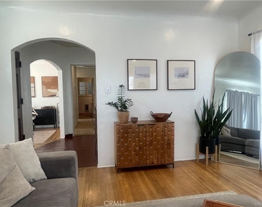 4586 Sunnyside Drive - Photo Thumbnail 11