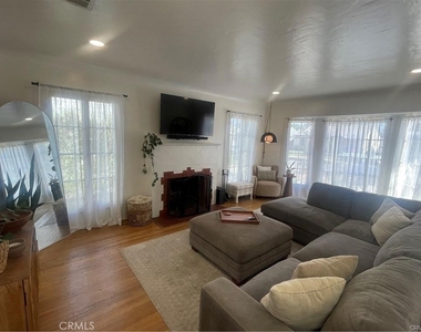 4586 Sunnyside Drive - Photo Thumbnail 8