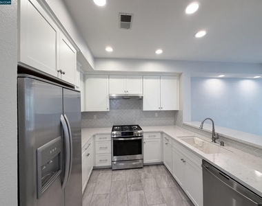 801 Lakemont Pl - Photo Thumbnail 3