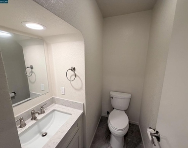 801 Lakemont Pl - Photo Thumbnail 5