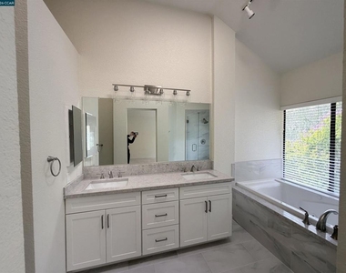 801 Lakemont Pl - Photo Thumbnail 8