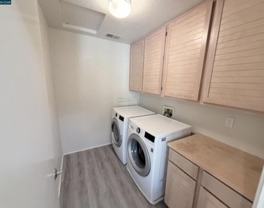 801 Lakemont Pl - Photo Thumbnail 14