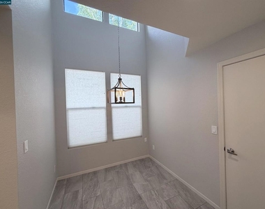 801 Lakemont Pl - Photo Thumbnail 4