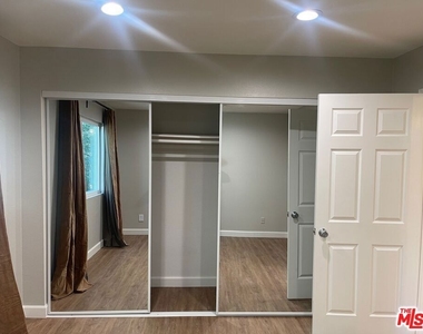 7327 Willoughby Avenue - Photo Thumbnail 14