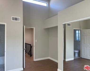 7327 Willoughby Avenue - Photo Thumbnail 4