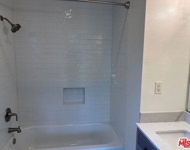 7327 Willoughby Avenue - Photo Thumbnail 10