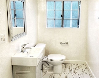 7327 Willoughby Avenue - Photo Thumbnail 17