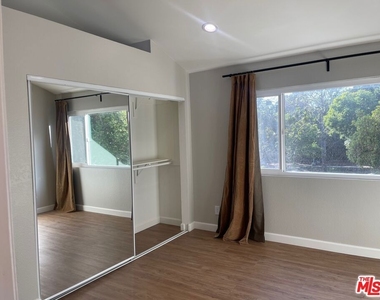 7327 Willoughby Avenue - Photo Thumbnail 6