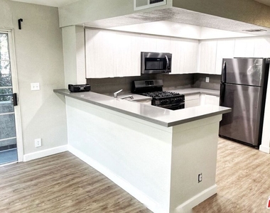 7327 Willoughby Avenue - Photo Thumbnail 19