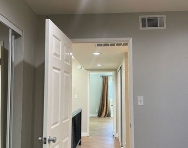 7327 Willoughby Avenue - Photo Thumbnail 16