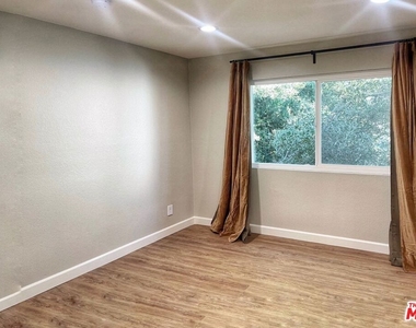 7327 Willoughby Avenue - Photo Thumbnail 13