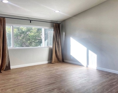 7327 Willoughby Avenue - Photo Thumbnail 3
