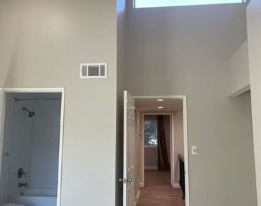 7327 Willoughby Avenue - Photo Thumbnail 7