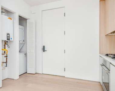 1136 N La Cienega Boulevard - Photo Thumbnail 6