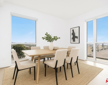 1136 N La Cienega Boulevard - Photo Thumbnail 4