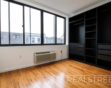324 Melrose Street - Photo Thumbnail 3