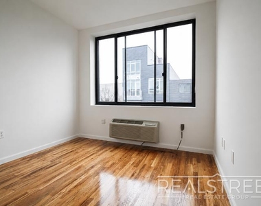324 Melrose Street - Photo Thumbnail 4