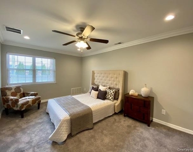 100 Westwood Drive - Photo Thumbnail 6