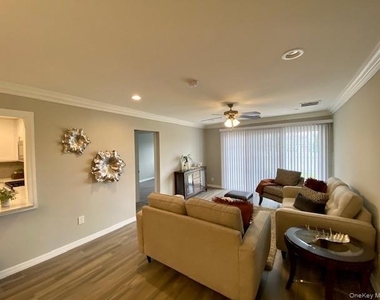100 Westwood Drive - Photo Thumbnail 4