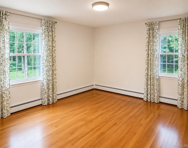 6 Holly Lane - Photo Thumbnail 3