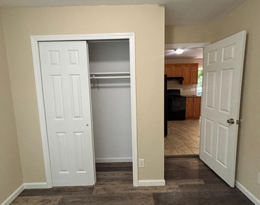 1121 Woodcrest Avenue - Photo Thumbnail 9