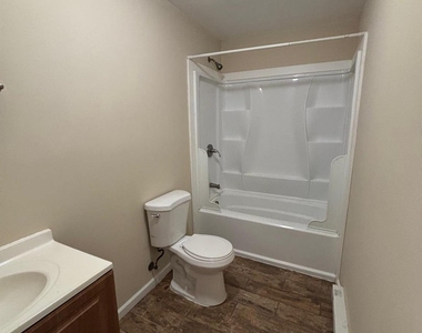 1121 Woodcrest Avenue - Photo Thumbnail 12
