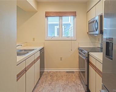 16 Hudson Point Lane - Photo Thumbnail 9