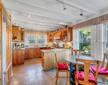 10450 New Suffolk Avenue - Photo Thumbnail 9