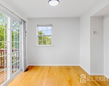 8 Alfred Avenue - Photo Thumbnail 5
