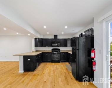 8 Alfred Avenue - Photo Thumbnail 6