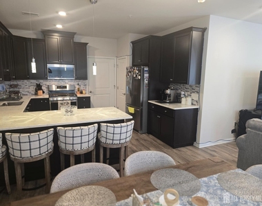 907 Greenland Square - Photo Thumbnail 13