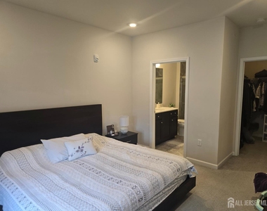 907 Greenland Square - Photo Thumbnail 2