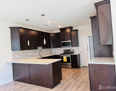 907 Greenland Square - Photo Thumbnail 15