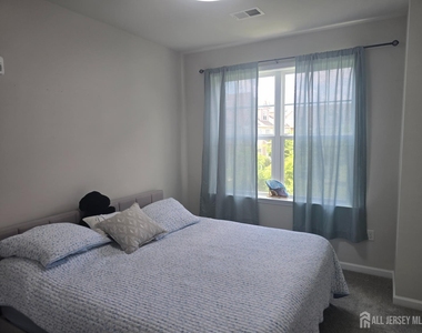 907 Greenland Square - Photo Thumbnail 15
