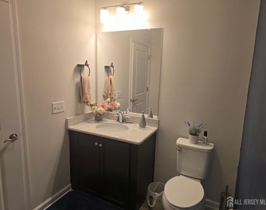 907 Greenland Square - Photo Thumbnail 8
