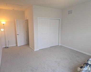 907 Greenland Square - Photo Thumbnail 3